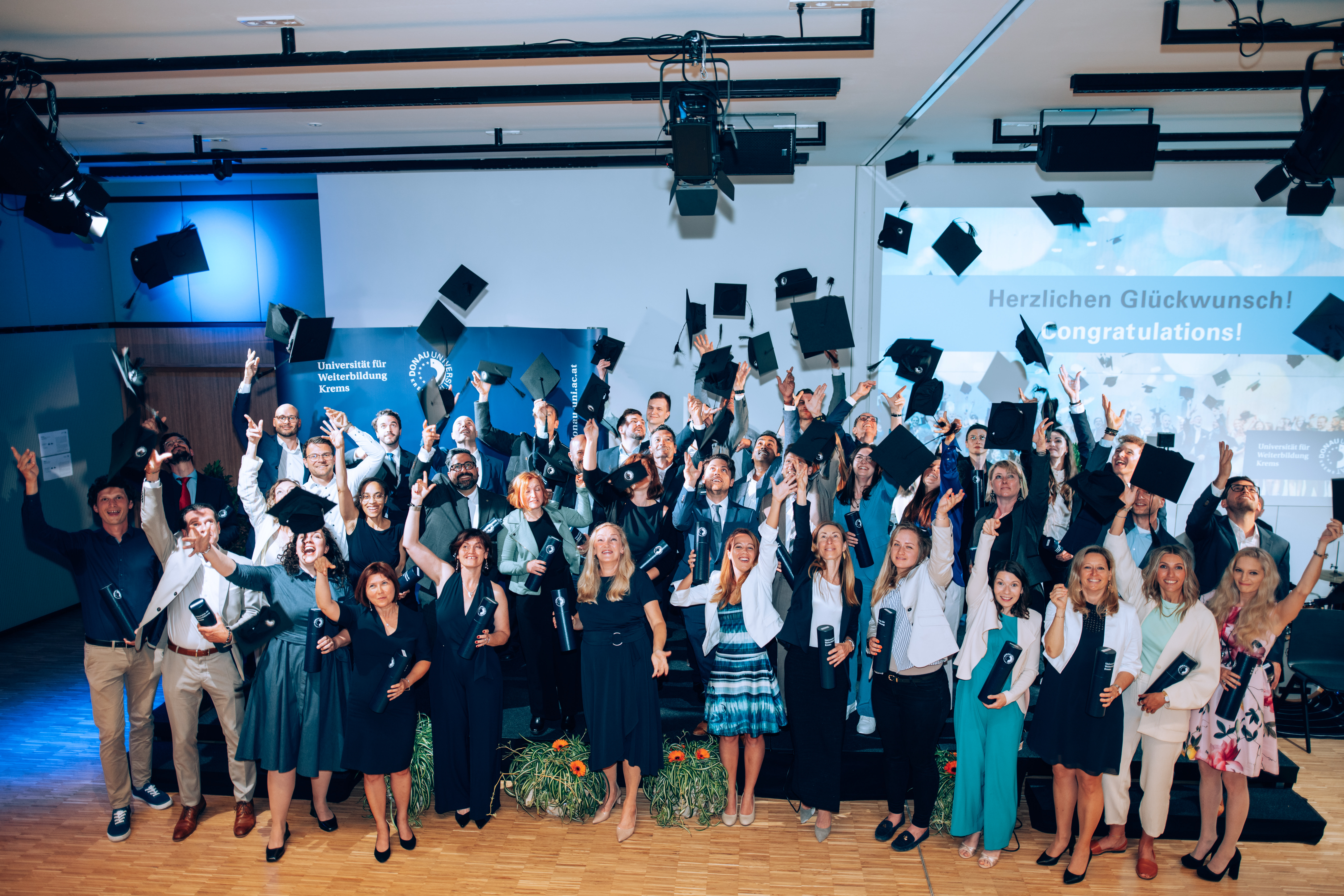 Die erfolgreichen Studierenden auf der Graduierungsfeier 2024 in Krems
